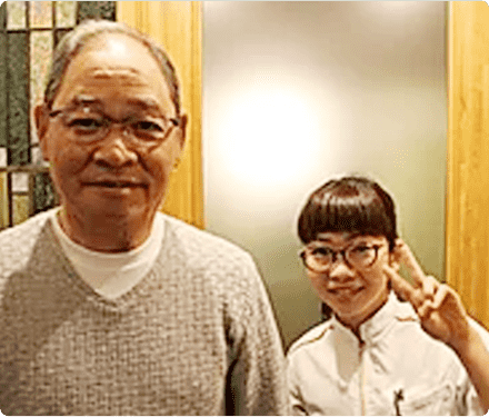 女性の施術者と男性のお客様